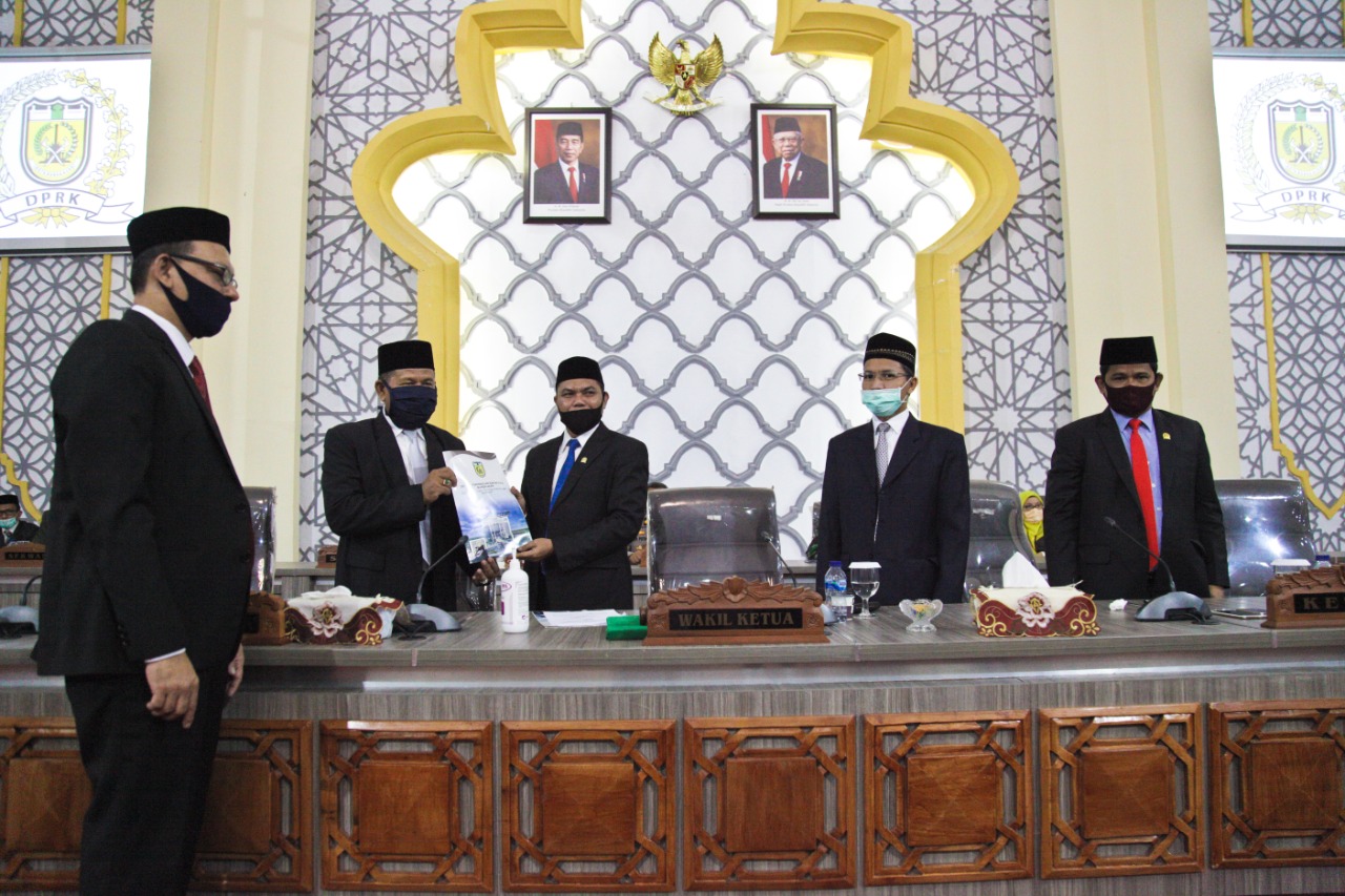 FOTO/ HUMAS DPRK BANDA ACEH Wakil Ketua DPRK Banda Aceh H Isnaini Husda SE menyerahkan rekomendasi kepada Wakil Wali Kota Drs H Zainal Arifin dan disaksikan Ketua DPRK Banda Aceh Farid Nyak Umar ST dan Wakil Ketua Usman SE serta Ketua Komisi I Musriadi SPd MPd dalam rapat paripurna penyampaian rekomendasi DPRK Banda Aceh terhadap LKPJ Wali Kota Banda Aceh Tahun 2019 di Gedung DPRK setempat, Jumat (29/5/2020).