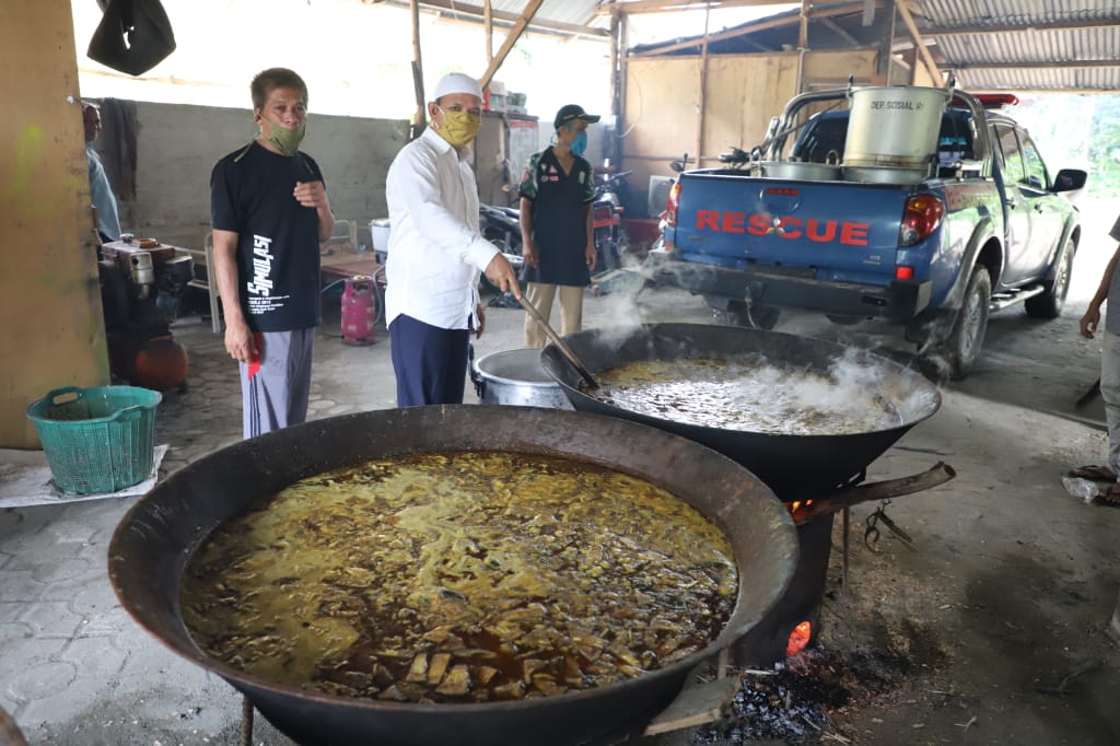 FOTO/ HUMAS PEMKAB ACEH BESAR Bupati Aceh Besar Ir Mawardi Ali menyiapkan menu kuah Beulangong di dapur umum untuk buka puasa para pengungsi Gampong Garot, Keutapang, Kecamatan Darul Imarah, Minggu (10/5/2020) petang.