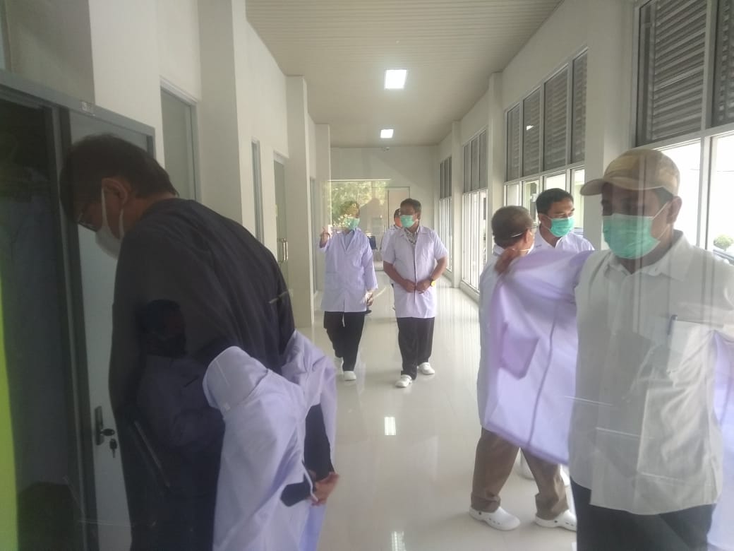 Rektor Unsyiah Prof Dr Ir Samsul Rizal M Eng IPU,Kadis Kesehatan Aceh dr Hanif,Dekan Fakultas Kedokteran Unsyiah Prof Dr Maimun, Direktur Rumah Sakit Umum Zainoel Abidin Dr Azharuddin dan para wakil Rektor Unsyiah,usai melihat ruangan laboratorium Penyakit Infeksi Fakultas Kedokteran Unsyiah Rabu 6/5/2020 FOTO TEUKU AZHARI