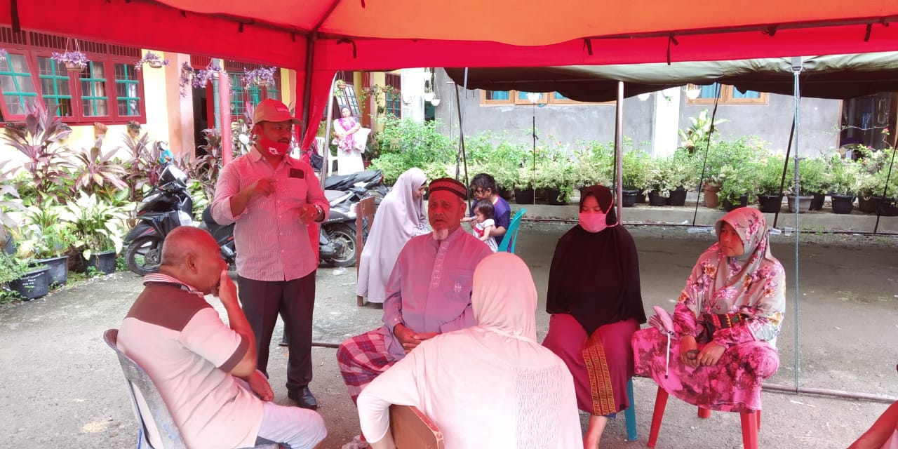 FOTO/ ABI RUSYDI Kadisdikbud Aceh Besar, Dr Silahuddin MAg mengunjungi para pengungsi di SDN Garot, Keutapang Darul Imarah, Minggu (10/5/2020)