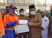 Wali Kota Banda Aceh Serahkan Zakat untuk 650 Petugas Kebersihan
