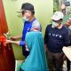 FOTO/ HUMAS PEMERINTAH ACEH Plt. Gubernur Aceh, Nova Iriansyah berbincang dengan Keluarga Ibu Nurhayati yang menerima Rumah Layak Huni dari CSR Bank Aceh Syariah, Pemerintah Aceh, program sosial bank aceh peduli 2020 di Gampong Asan Lincah, Kecamatan Keumala, Kabupaten Pidie, Senin (1/6/2020)