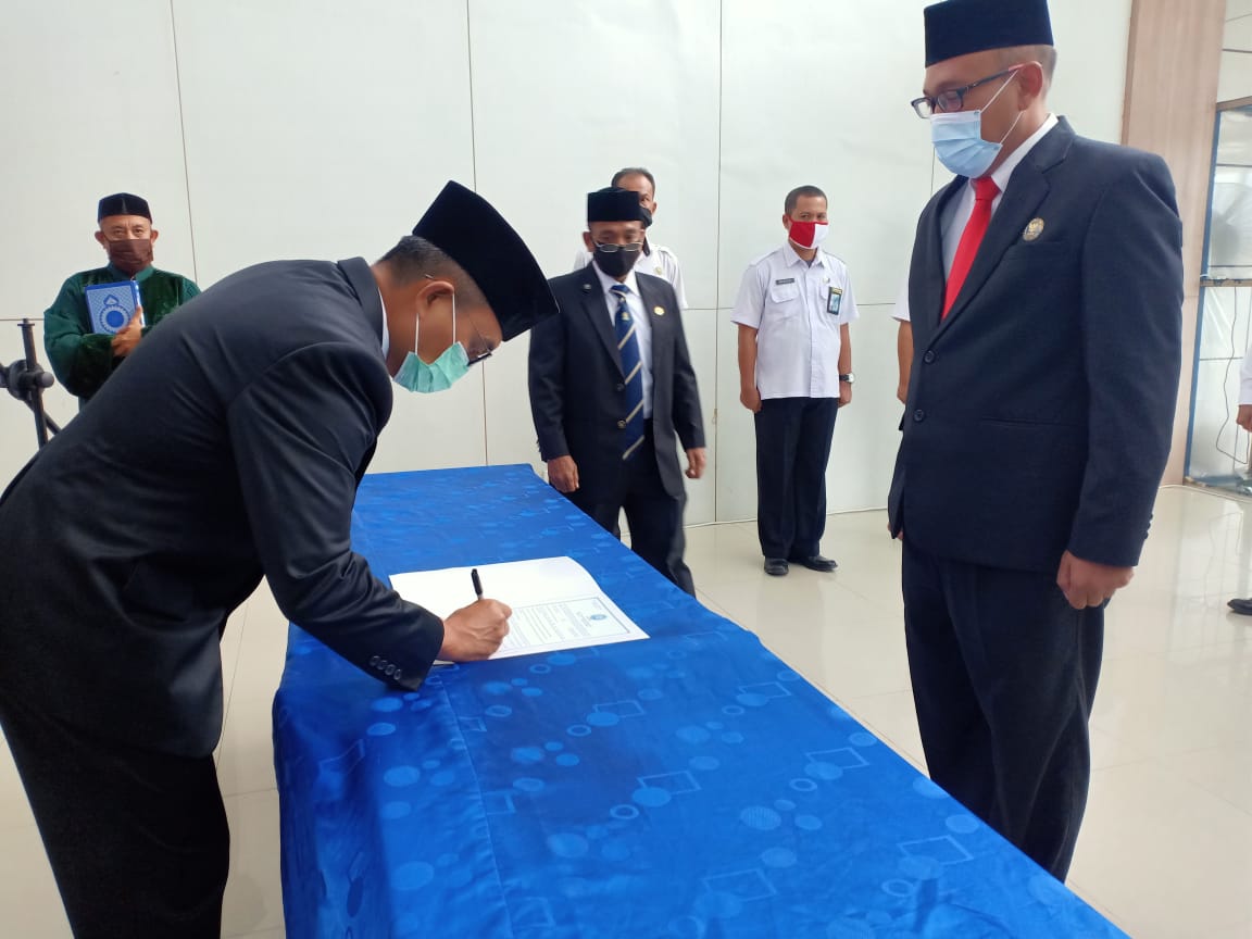 FOTO/ HUMAS BNNP Aceh Kepala BNNP Aceh, Brigjen Pol. Drs. Heru Pranoto, M.Si, mengambil sumpah dan melantik Kepala BNN Kabupaten Pidie Jaya dan Pejabat Fungsional di lingkungan Badan Narkotika Nasional Provinsi Aceh, di Kantor BNNP setempat, Selasa (2/6/2020).