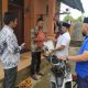 FOTO/ HUMAS DPRK ACEH BESAR Ketua DPRK Aceh Besar Iskandar Ali SPd didampingi Ketua Fraksi PAN Yusran Yunus MA dan Plt. Ketua PGRI Aceh Besar Agus Jumaid MPd menyalurkan bantuan untuk guru bakti Aceh Besar, Selasa (2/6/2020).