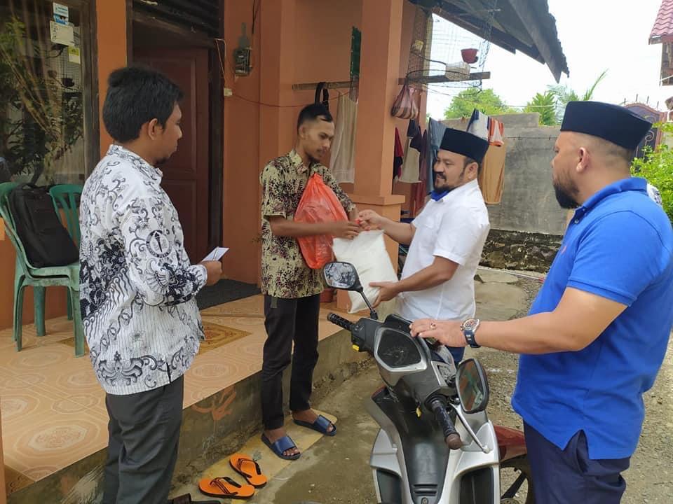 FOTO/ HUMAS DPRK ACEH BESAR Ketua DPRK Aceh Besar Iskandar Ali SPd didampingi Ketua Fraksi PAN Yusran Yunus MA dan Plt. Ketua PGRI Aceh Besar Agus Jumaid MPd menyalurkan bantuan untuk guru bakti Aceh Besar, Selasa (2/6/2020).
