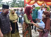 Dyah Serahkan Bantuan Sosial untuk Warga Tamiang