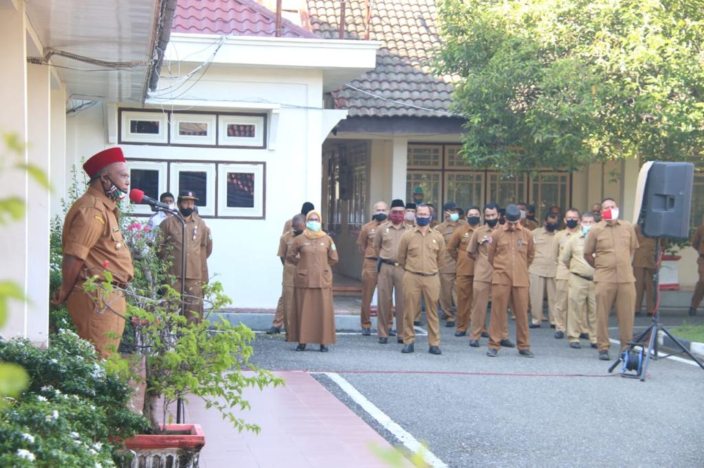 FOTO/ HUMAS PEMKAB PIDIE Bupati Pidie Roni Ahmad, SE, menjadi pembina apel gabungan seluruh Kepala SKPK dan pegawai Sekretariat Daerah Pemkab Pidie, di Sigli, Senin (8/6/2020).