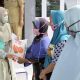 FOTO/ HUMAS PEMERINTAH ACEH Wakil Ketua Gugus Tugas Penanganan Covid-19 Aceh, Dyah Erti Idawati, didampingi Ketua Tim Penggerak PKK Aceh Jaya, Ernani Wijaya dan Sekda Kabupaten Aceh Jaya, Mustafa Ibrahim, membagikan bantuan sosial berupa sembako untuk masyarakat kurang mampu di Kecamatan Tunom, di Aula Kantor Camat Tunom, Kabupaten Aceh Jaya, Senin, (8/5/2020).