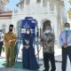 FOTO/ HUMAS PEMERINTAH ACEH Wakil Ketua Gugus Tugas Covid-19 Aceh, Dyah Erti Idawati didampingi Direktur Operasional Bank Aceh Syariah, Lazuardi menyerahkan beberapa unit tempat cuci tangan portabel dan masker untuk Masjid Raya Baiturrahman, Banda Aceh, Selasa (9/6/2020