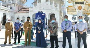 FOTO/ HUMAS PEMERINTAH ACEH Wakil Ketua Gugus Tugas Covid-19 Aceh, Dyah Erti Idawati didampingi Direktur Operasional Bank Aceh Syariah, Lazuardi menyerahkan beberapa unit tempat cuci tangan portabel dan masker untuk Masjid Raya Baiturrahman, Banda Aceh, Selasa (9/6/2020