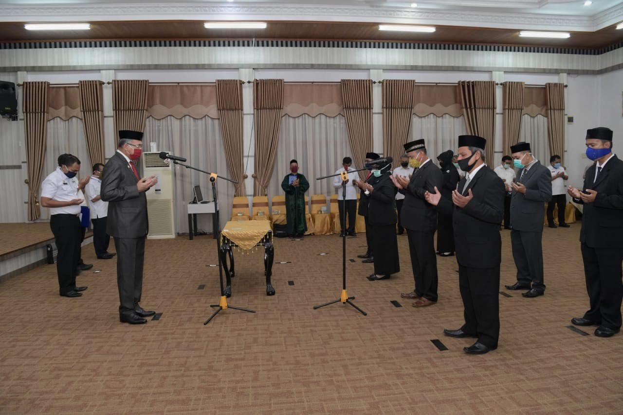FOTO/ HUMAS PEMERINTAH ACEH Plt.Gubernur Aceh, Nova Iriansyah, melantik Anggota Badan Pengawas Sengketa Konsumen (BPSK) Aceh Utara, di Aula Rumah Dinas Wakil Gubernur Aceh, Banda Aceh, Rabu (10/6/2020).