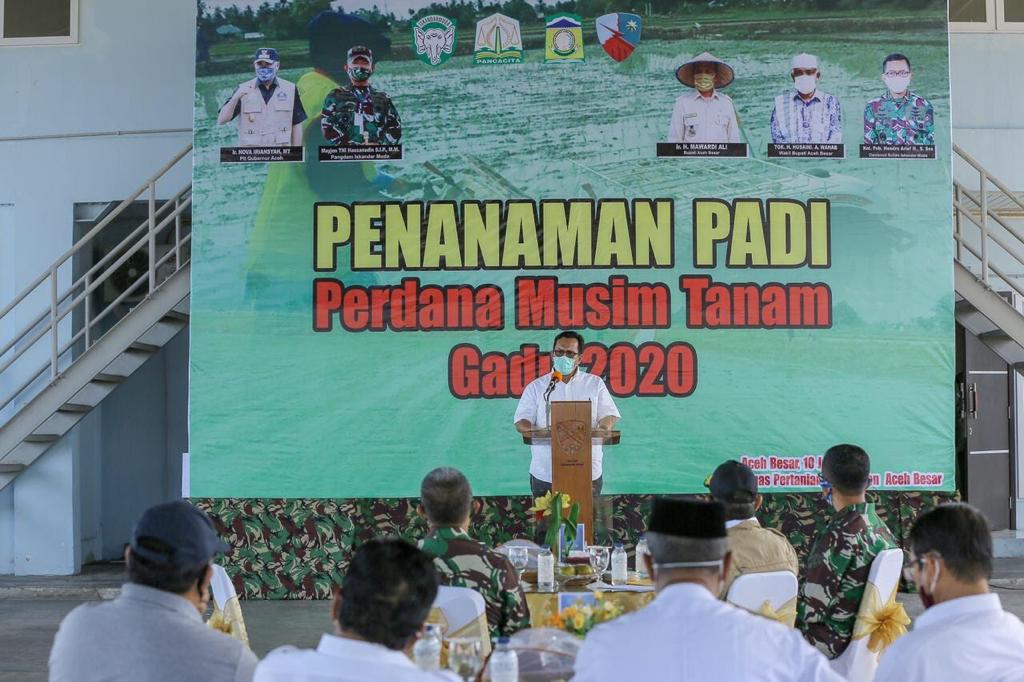 FOTO/ HUMAS PEMERINTAH ACEH Asisten Perekonomian dan Pembangunan Setda Aceh, Teuku Ahmad Dadek menyampaikan sambutan pada Penanaman Perdana Padi Musim Tanam Gadu 2020 di Lahan Shelter Galaxy Lanud SIM Blang Bintang, Aceh Besar, Rabu (10/06/2020)