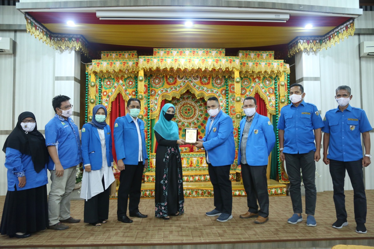 FOTO/ HUMAS KNPI ACEH Ketua DPD KNPI Aceh, Wahyu Saputra bersama pengurus saat silaturahmi dengan Wakil Ketua TP PKK Aceh, Dyah Erti Idawati, di Rumah Dinas Wakil Gubernur Aceh, di Banda Aceh, Kamis (11/6/2020).