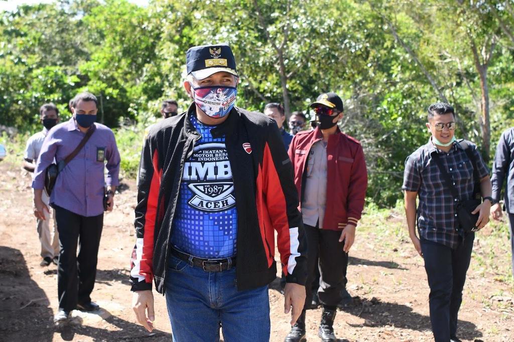 FOTO/ HUMAS PEMERINTAH ACEH Plt Gubernur Aceh, Nova Iriansyah, bersama Pangdam Iskandar Muda, Mayjen TNI Hassanudin dan Kapolda Aceh, Irjen Pol Wahyu Widada, meninjau lokasi pembukaan lahan perkebunan seluas seribu hektar, di Gampong Tumpok Lampoh, Kecamatan Kuta Baro, Kabupaten Aceh Besar, Sabtu (13/6/2020).
