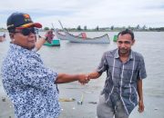 Irwansyah, Politisi Gerindra Serahkan Boat untuk Nelayan Alue Naga