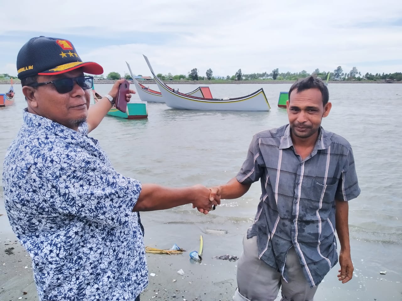 FOTO/ KIRIMAN IRWANSYAH Anggota DPRK Banda Aceh, Irwansyah, A.Md menyerahkan boat mesin untuk kelompok nelayan di Gampong Alue Naga, Kecamatan Syiah Kuala, Kota Banda Aceh.
