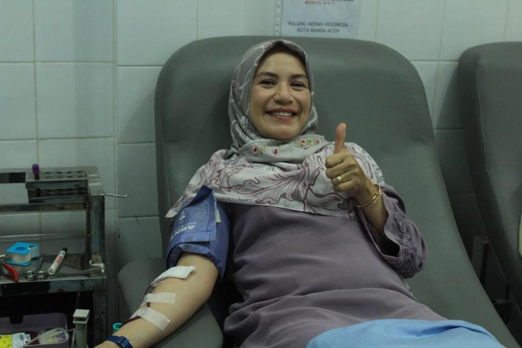 FOTO/ HUMAS PEMERINTAH ACEH Ketua Dharma Wanita Persatuan Aceh, Safrida Yuliani, melakukan donor darah di PMI Kota Banda Aceh, Senin (15/06/2020)