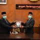 FOTO/ HUMAS PEMERINTAH ACEH Sekretaris Daerah Aceh, dr. Taqwallah. M. Kes Menyampaikan sambutan dan menyerahkan Laporan Keterangan Pertanggungjawaban Gubernur Aceh Tahun Anggaran 2019 pada rapat paripurna istimewa DPR Aceh Tahun 2020, di Gedung Utama DPRA, Senin (15/06/2020)