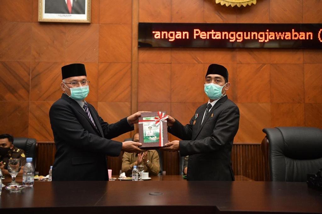 FOTO/ HUMAS PEMERINTAH ACEH Sekretaris Daerah Aceh, dr. Taqwallah. M. Kes Menyampaikan sambutan dan menyerahkan Laporan Keterangan Pertanggungjawaban Gubernur Aceh Tahun Anggaran 2019 pada rapat paripurna istimewa DPR Aceh Tahun 2020, di Gedung Utama DPRA, Senin (15/06/2020)