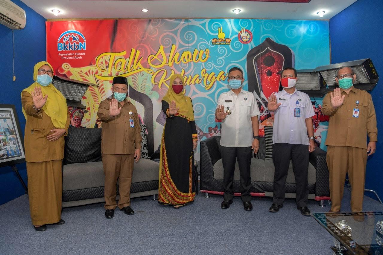 FOTO/ HUMAS PEMERINTAH ACEH Wakil Ketua TP PKK Aceh, Dyah Erti Idawati menyaksikan Penandatanganan perjanjian kerjasama antara Badan Narkotika Nasional Provinsi Aceh dengan Badan kependudukan dan keluarga Berencana Nasional Provinsi Aceh, di Aula Kantor BKKBN Aceh, Banda Aceh, Selasa (16/6/2020).