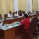 FOTO/ HUMAS DPRK ACEH BESAR Ketua DPRK Aceh Besar Iskandar Ali menerima cendra mata dari Ketua Ketua DPRK Rusyidi Mukhtar saat menerima Kunker Badan Kehormatan Dewan Kabupaten Bireuen di Ruang Konsultasi DPRK Aceh Besar, di Kota Jantho, Rabu (10/62020).
