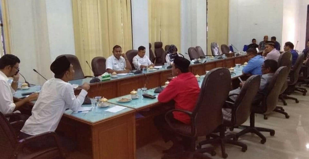 FOTO/ HUMAS DPRK ACEH BESAR Ketua DPRK Aceh Besar Iskandar Ali menerima cendra mata dari Ketua Ketua DPRK Rusyidi Mukhtar saat menerima Kunker Badan Kehormatan Dewan Kabupaten Bireuen di Ruang Konsultasi DPRK Aceh Besar, di Kota Jantho, Rabu (10/62020).