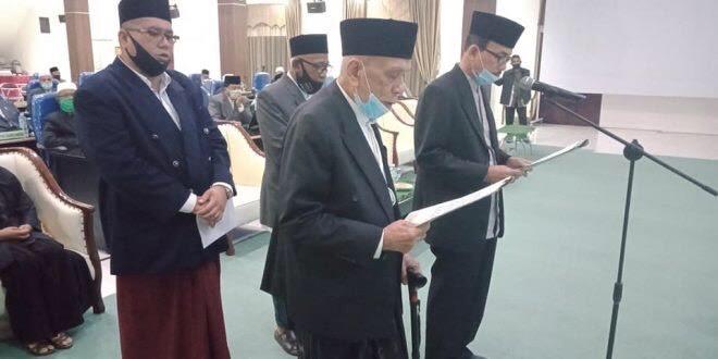 FOTO/ HUMAS MPU ACEH Pengukuhan Abu Daud Zamzami sebagai Ketua MPU Aceh PAW sisa masa bakti 2017-2022 dalam sidang Paripurna Istimewa - I Tahun 2020, di Aula Sekretariat MPU Aceh, Senin (15/6/2020) malam.