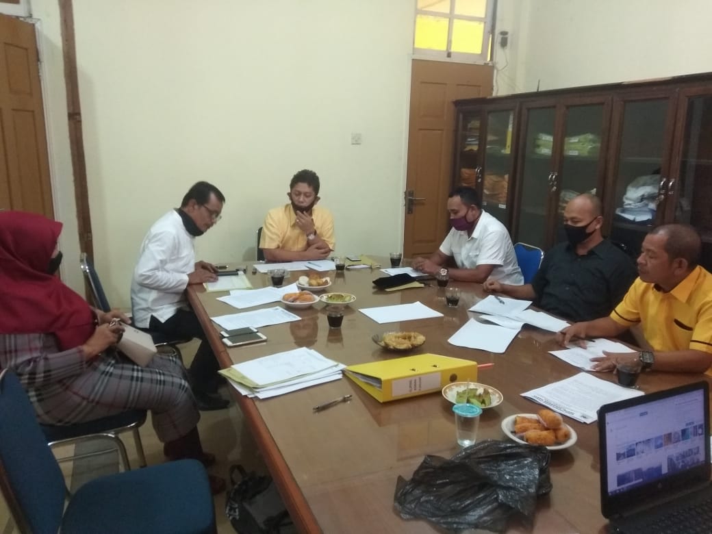 Wakil Ketua DPD Partai Golkar Aceh Bidang Media dan Penggalangan Opini ( MPO) Khalid SPd I bersama para anggota Biro MPO yang terdiri dari Cut Wardani,Bahrizal (Ujang),Budi Tiar Saputra S Kon MSc dan Muhammad Nisan serius mendengarkan penjelasan terkait Bidang MPO Partai Golkar Aceh dari wakil sekretaris Bidang MPO Yan Irawansyah SE di ruang rapat bidang IT Partai Golkar Aceh, Jumat (19/6/2020) FOTO/ TEUKU AZHARI