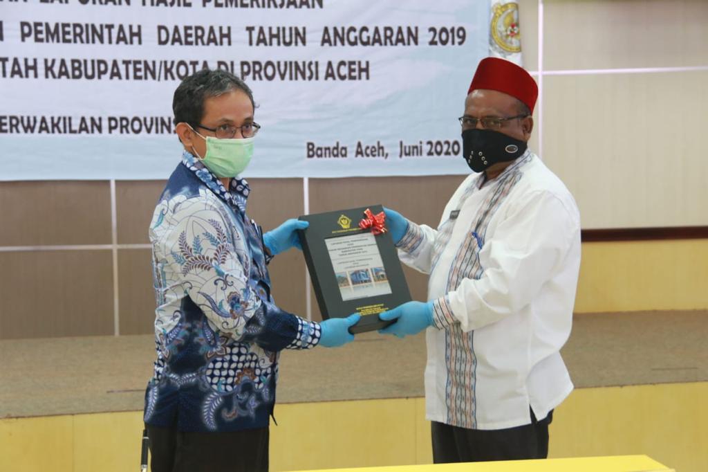 FOTO/ HUMAS PEMKAB PIDIE Bupati Pidie Roni Ahmad, SE menerima opini WTP yang diserahkan Kepala BPK Perwakilan Provinsi Aceh, Arif Agus, SE, MM, Ak, CPA di Banda Aceh, Jumat (19/6/2020).