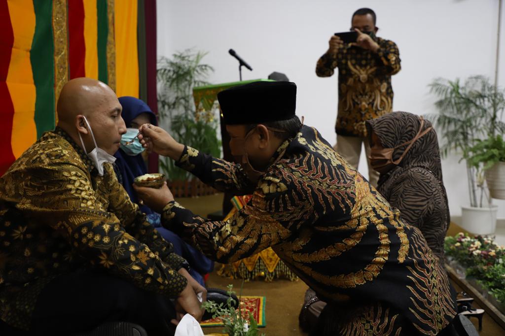 FOTO/ HUMAS PEMKAB ACEH BESAR Dandim 0101/BS Letkol Inf Abdul Razak Rangkuti SSos dan Istri ditepungtawari (dipeusijuek-red) oleh Bupati Aceh Besar Ir Mawardi Ali beserta Istri di Gedung Dekranas Aceh Besar, Gampong Gani, Kecamatan Ingin Jaya, Sabtu (20/6/2020) malam.