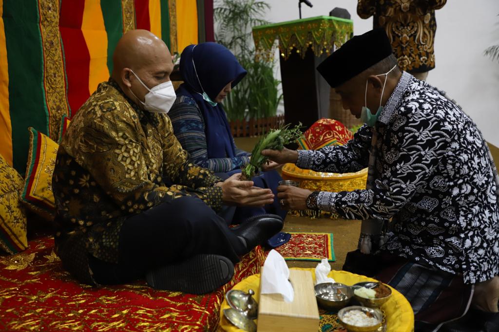 FOTO/ HUMAS PEMKAB ACEH BESAR Dandim 0101/BS Letkol Inf Abdul Razak Rangkuti SSos dan Istri ditepungtawari (dipeusijuek-red) oleh Wakil Bupati Aceh Besar Tgk H Husaini A Wahab di Gedung Dekranas Aceh Besar, Gampong Gani, Kecamatan Ingin Jaya, Sabtu (20/6/2020) malam.