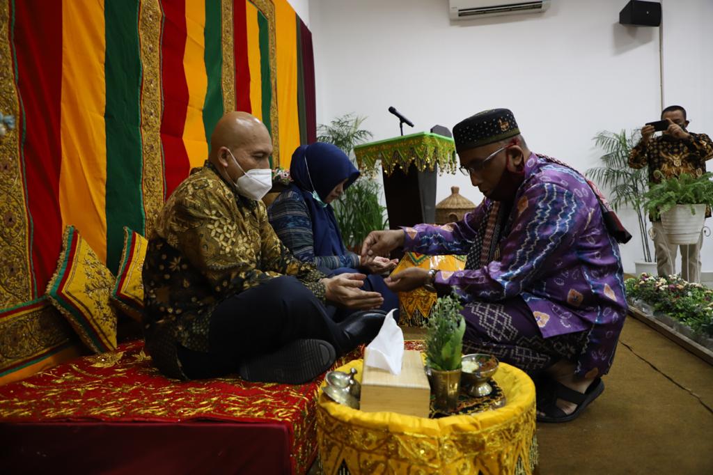 FOTO/ HUMAS PEMKAB ACEH BESAR Dandim 0101/BS Letkol Inf Abdul Razak Rangkuti SSos dan Istri ditepungtawari (dipeusijuek-red) oleh Ketua MPU Aceh Besar Tgk H Mucsalmina A Wahab di Gedung Dekranas Aceh Besar, Gampong Gani, Kecamatan Ingin Jaya, Sabtu (20/6/2020) malam.