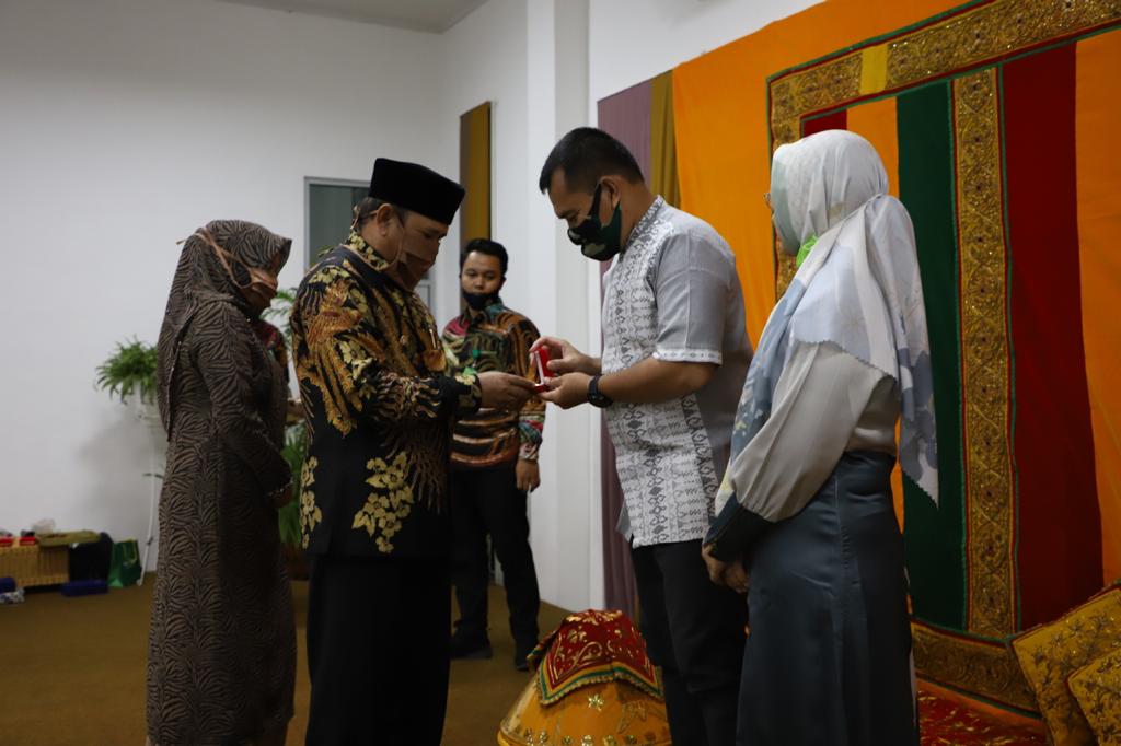 FOTO/ HUMAS PEMKAB ACEH BESAR Bupati Aceh Besar Ir Mawardi Ali didampingi Istri Hj Rahmah SH menyerahkan cenderama kepada Dandim 0101/BS lama Kol Inf Hasandi Lubis SIP, di Gedung Dekranas Aceh Besar, Gampong Gani, Kecamatan Ingin Jaya, Sabtu (20/6/2020) malam.