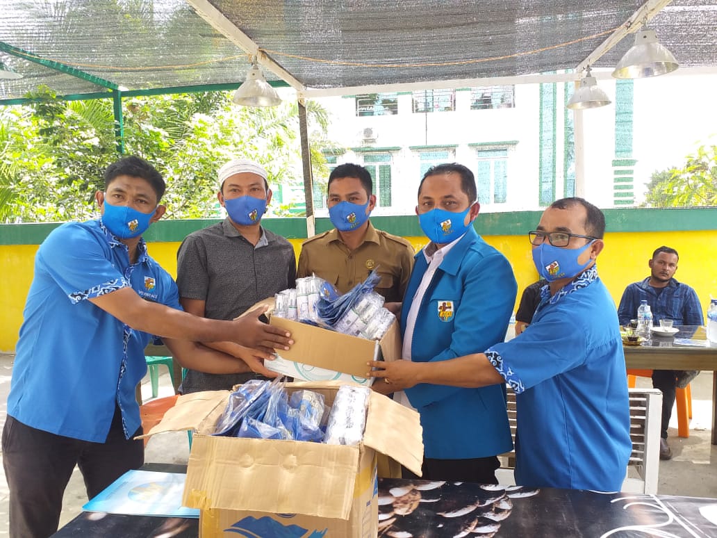 Bendahara Umum DPD-KNPI Provinsi Aceh Hasnanda Putra menyerahkan hand sanitizer dan masker kepada KNPI dan Pemuda Aceh Jaya, di Pay Kopi, Calang, Senin (29/6/2020).