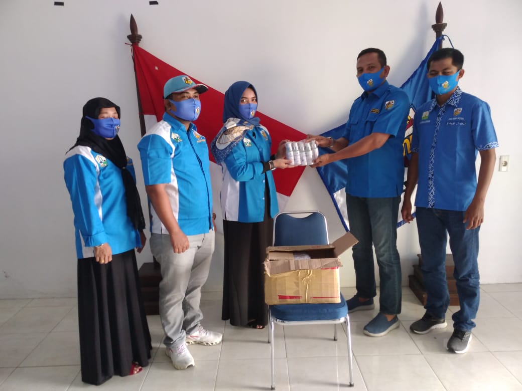 FOTO/ HUMAS KNPI ACEH Wakil Ketua DPD KNPI Aceh H Tarmizi SE menyerahkan masker dan hand sanitizer yang diterima Sekretaris KNPI Bireuen Syarifah Reynisa, Amd.Rad di Kantor KNPI Bireuen, Senin (29/6/2020).