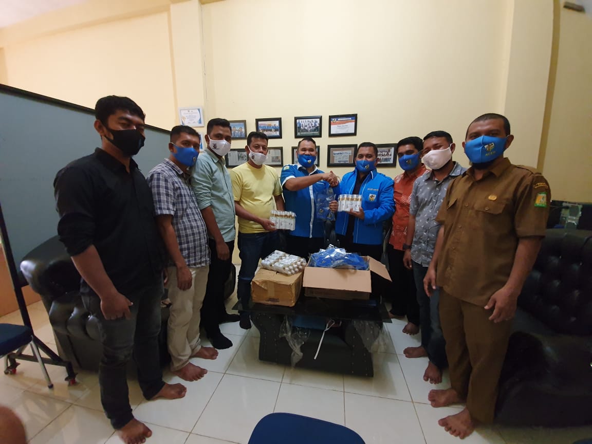 FOTO/ HUMAS KNPI ACEH Ketua KNPI Aceh Wahyu Saputra masker dan hand sanitezer kepada Ketua KNPI Aceh Besar Rahmat Aulia, di Kantor Sekretariat KNPI Aceh Besar, Lambaro, Kecamatan Ingin Jaya.