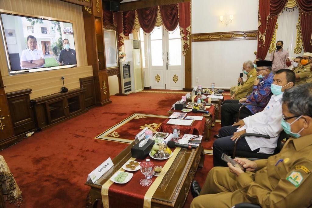 FOTO/ HUMAS PEMERINTAH ACEH Plt Gubernur Aceh Nova Iriansyah, didampingi Sekda Aceh Taqwallah, menggelar Video Conference dengan Ketua Umum PMI Pusat Muhammad Jusuf Kala dan Sekjen PMI Pusat Sudirman Said, di ruang tengah Meuligoe Gubernur Aceh, Selasa (30/6/2020).
