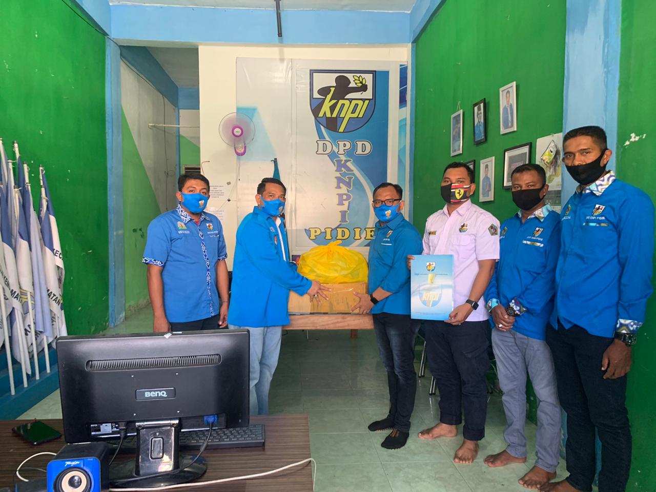Sekretaris Umum DPD-KNPI Provinsi Aceh Zulfan Efendi menyerahkan hand sanitizer dan masker kepada KNPI Pidie