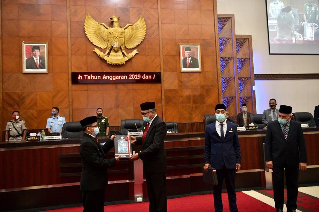 FOTO/ PEMERINTAH ACEH Plt. Gubernur Aceh, Ir. Nova Iriansyah, M. T menerima Laporan Hasil Pemeriksaan atas Laporan Keuangan Pemerintah Aceh Tahun Anggaran 2019 dengan Opini Wajar Tanpa Pengucualian (WTP) oleh Kepala Badan Pemeriksaan Keuangan Perwakilan Provinsi Aceh Republik Indonesia, pada rapat paripurna DPR Aceh di Gedung Utama DPR Aceh, Selasa, (30/06/2020)