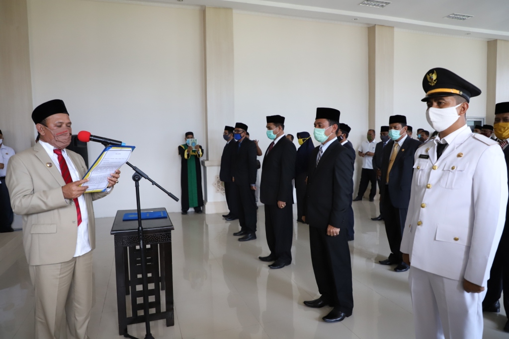 FOTO/ HUMAS PEMKAB ACEH BESAR Bupati Aceh Besar, Ir H Mawardi Ali melantik 88 orang pejabat Pimpinan Tinggi Pratama (Eselon II), Administrator (Eselon III), dan Pengawas (Eselon IV) di lingkungan Pemerintah Kabupaten Aceh Besar di Aula Kantor Bupati Aceh Besar, Rabu (17/6/2020) siang.