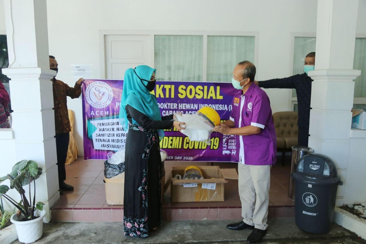 FOTO/ HUMAS PEMERINTAH ACEH Wakil Ketua Tim Gugus Tugas Covid-19 Aceh, Dr. Ir. Dyah Erti Idawati, MT menerima sumbangan Alat Pelindung Diri (APD) dari Perhimpunan Dokter Hewan Indonesia (PB PDHI) di Rumah Dinas Wakil Gubernur Aceh, Kamis (11/6/2020).