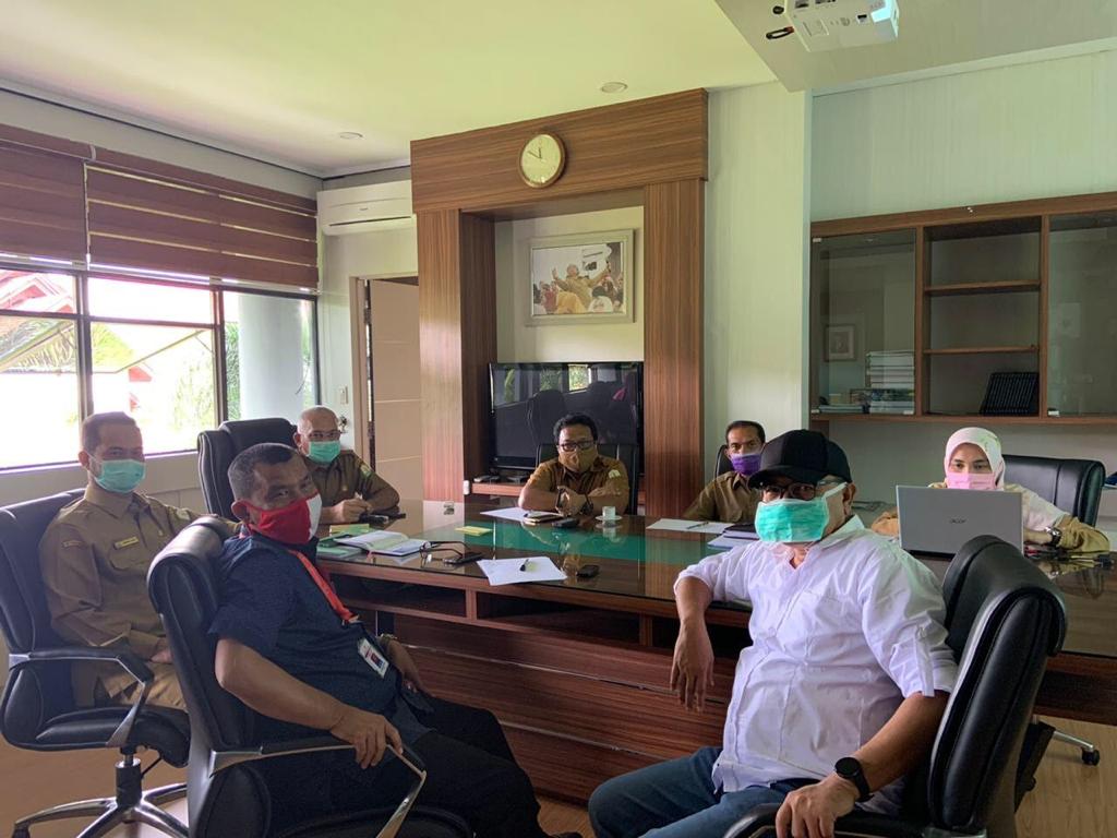 FOTO/ PEMERINTAH ACEH BESAR Sekda Aceh, dr. Taqwallah, M.Kes, melakukan pertemuan dengan Ketua PMI Banda Aceh, Qamaruzzaman Haqni, membahas kalender donor darah ASN, di ruang kerja Sekda Aceh, Banda Aceh, Selasa, (16/6/2020).