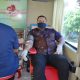 FOTO/ HUMAS PEMERINTAH ACEH Kepala Cabang Disdik Aceh Wilayah Kabupaten Aceh Utara, T. Aznal, S.STP, M.Si beserta staf, melakukan aksi donor darah di Kantor Cabang Disdik Aceh, Kabupaten Aceh Utara, Kamis (11/6/2020).