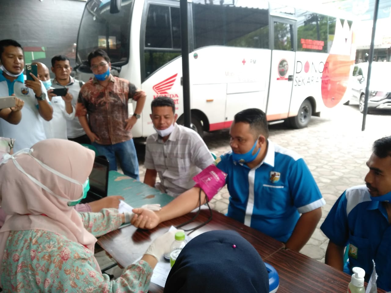 FOTO/ ISMAIL PHONNA Ketua DPD-KNPI) Aceh Wahyu Saputra mengawali donor darah bekerja sama dengan PMI Banda Aceh yang digekar di sekretariat DPD KNPI Aceh, kawasan Jambo Tape, Banda Aceh, Senin (22/6/2020)