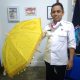 FOTO/ BARLIAN Kepala BNN Kota Banda Aceh, Hasnanda Putra, ST, MM, MT memperlihatkan hasil kerajinan dari pengrajin di gampong binaan BNNK Banda Aceh, Senin (22/6/2020)