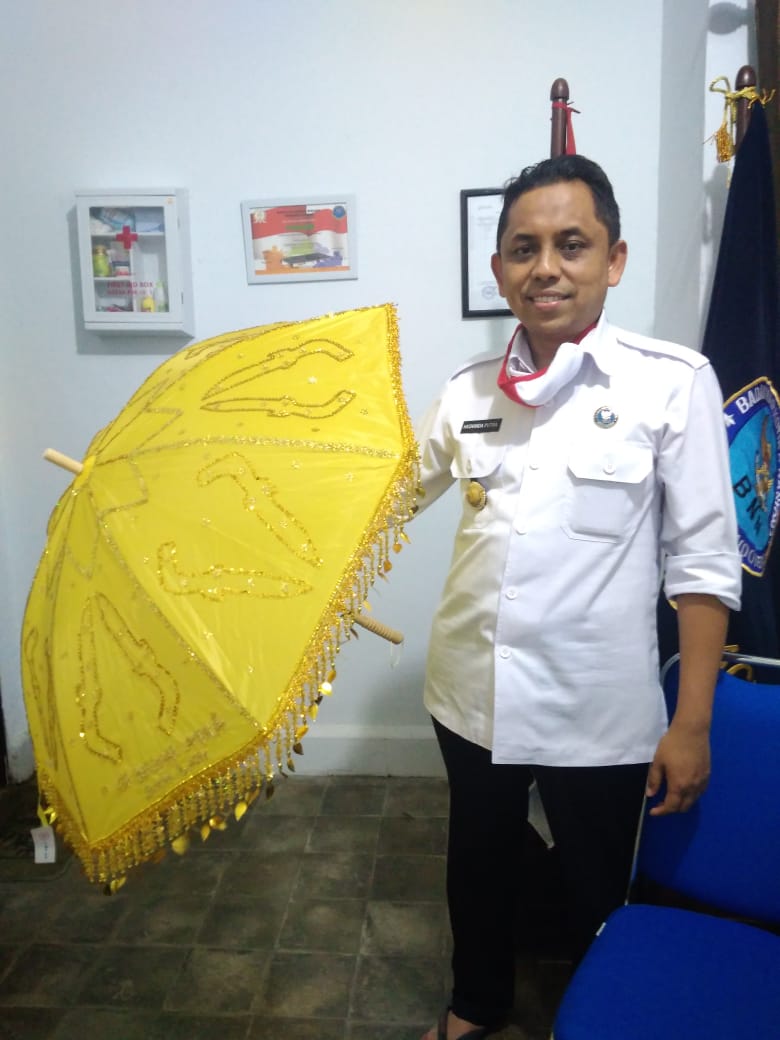 FOTO/ BARLIAN Kepala BNN Kota Banda Aceh, Hasnanda Putra, ST, MM, MT memperlihatkan hasil kerajinan dari pengrajin di gampong binaan BNNK Banda Aceh, Senin (22/6/2020)