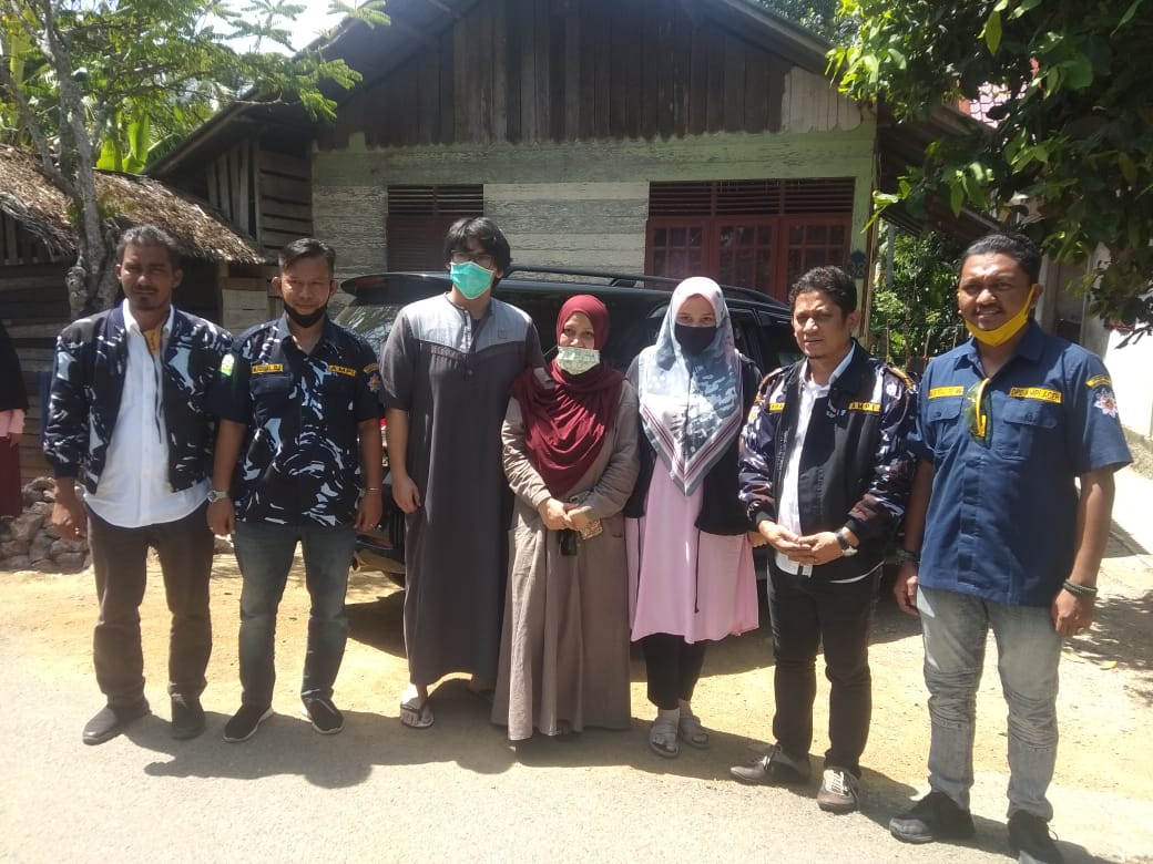 FOTO/TEUKU AZHARI  Ketua DPD AMPI Aceh Khalid SPd I ( dua dari kanan) didampingi Sekretaris Iqbal DJ, Bendahara Ansari Muhammad, Pengurus AMPI Ammar Fuad berfoto dengan Keluarga mantan ketua AMPI Aceh, Ir Zahruddin MSi usai berziarah,di Gampong Cot Nambak, Blang Bintang, Aceh Besar, Minggu (28/6/2020).