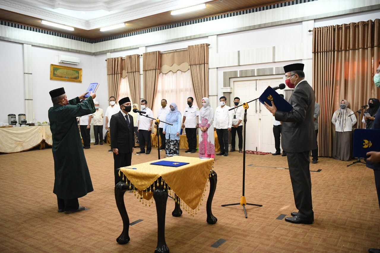 FOTO/ PEMERINTAH ACEH Plt Gubernur Aceh Nova Iriansyah Melantik Ir. Tanwier, MM sebagai Kepala Dinas Perindustrian dan Perdagangan Aceh di Aula Rumah Dinas Wakil Gubernur Aceh, Banda Aceh, Rabu (10/06/2020)