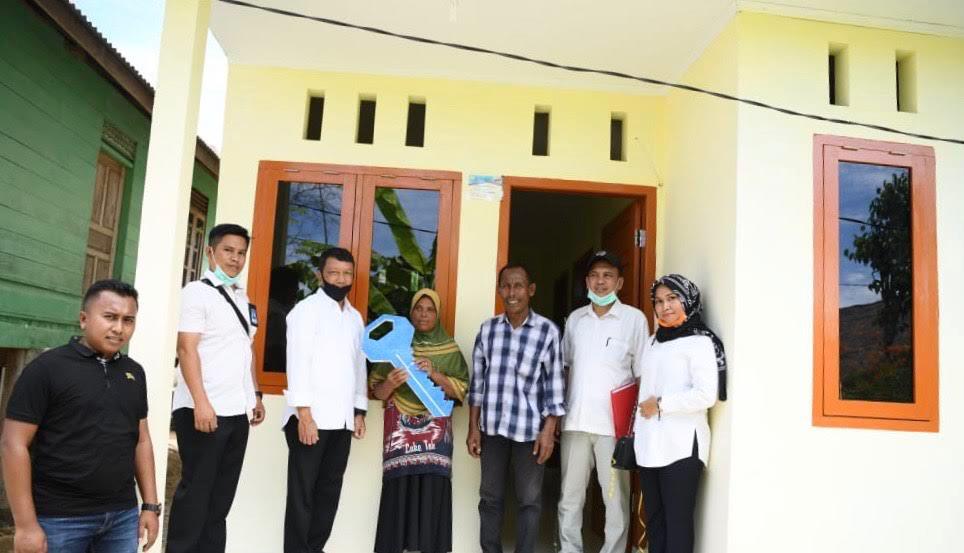 FOTO/ HUMAS PEMERINTAH ACEH Kadis Perkim Aceh, Ir. T. Mirzuan MT melakukan serah terima kunci rumah layak huni bantuan Pemerintah Aceh kepada salah satu penerima di Gampong Mureu Bung Ue, Indrapuri, Aceh Besar, Rabu (17/6/2020).