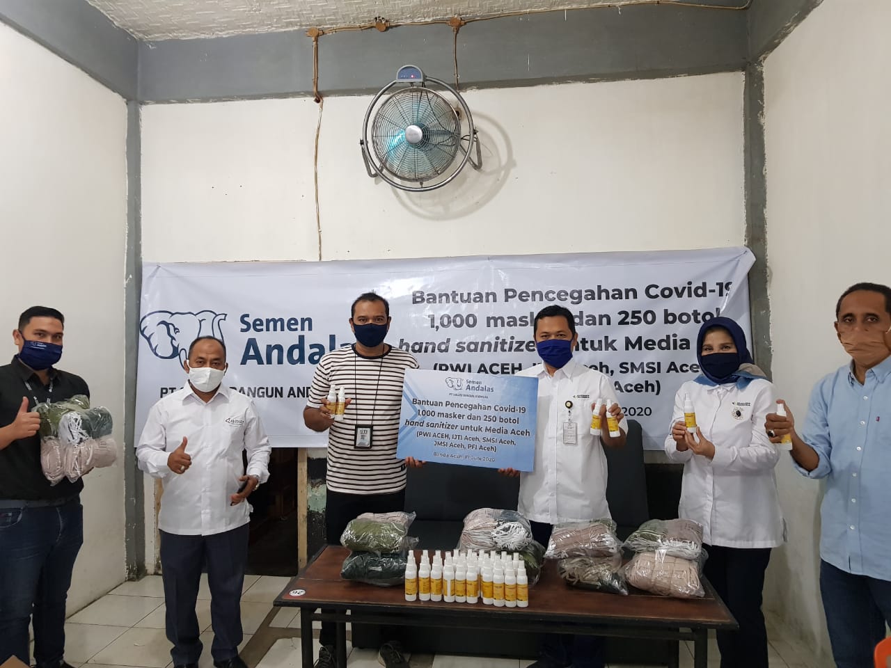 Tafaul Rijal, GA & Comrel Manager SBA didampingi oleh Ibu Cut Soraya, Senior Vice President Stakeholder Relationship SBA dan tim menyerahkan bantuan masker dan hand sanitizer secara simbolis kepada Mustajab - Sekretaris IJTI Aceh di Sekber Jurnalis Aceh, 17 Juni 2020.